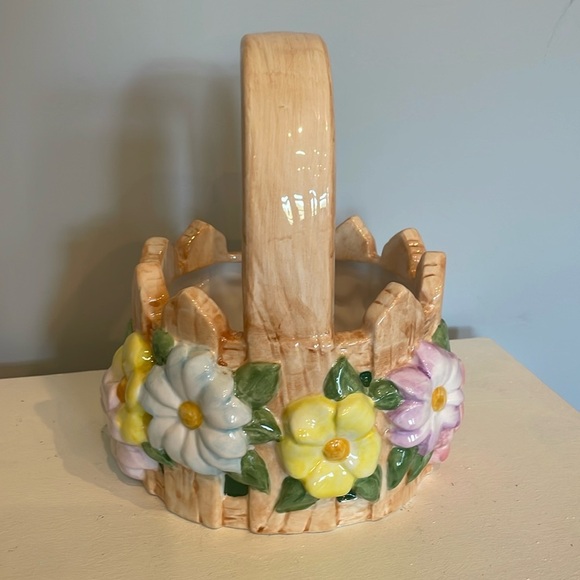Spring /summer ceramic floral basket decor - Picture 1 of 3